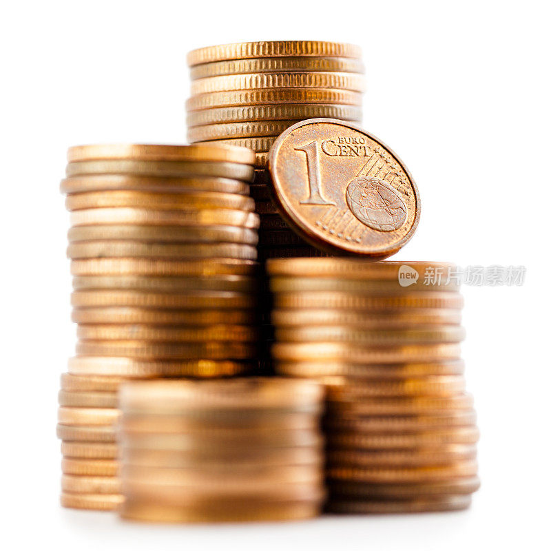 一堆硬币和一枚欧元硬币