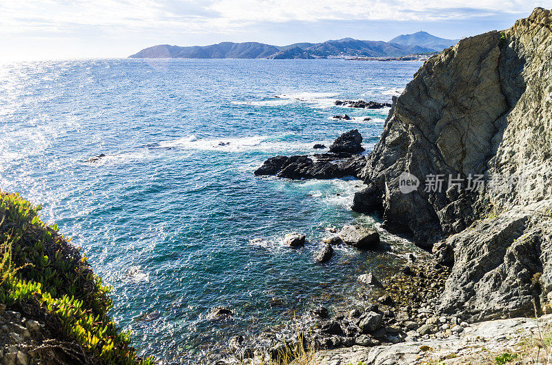 海岸科斯塔布拉瓦加泰罗尼亚海岩日太阳耀斑湾