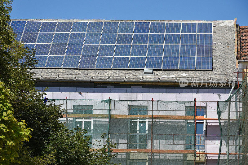 屋顶上有太阳能板
