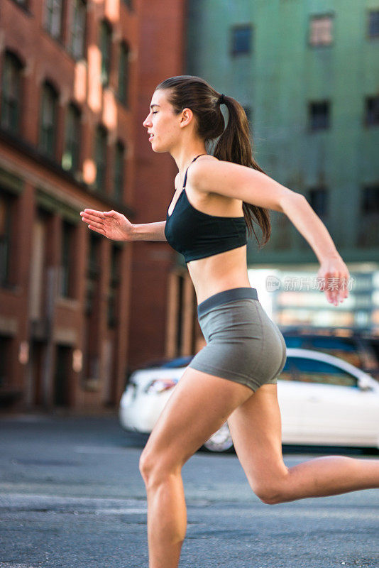 健身女性在城市街道上奔跑