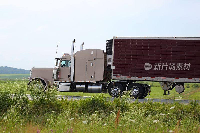 在州际公路上运送货物的半挂车