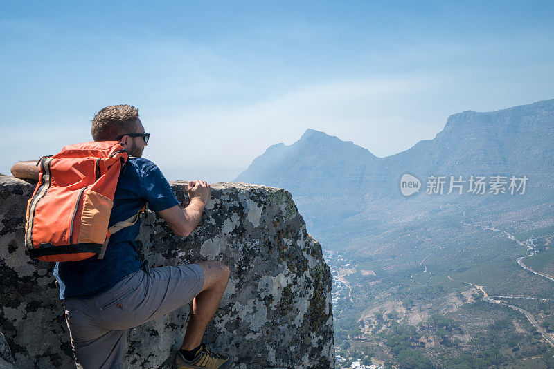 一个在开普敦攀岩的年轻人