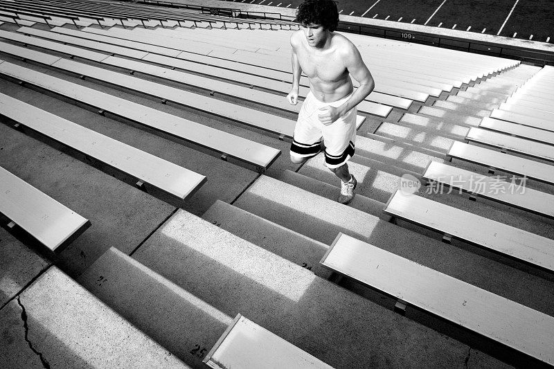 在体育场的楼梯上进行艰苦的锻炼