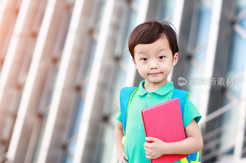 小男孩去上学