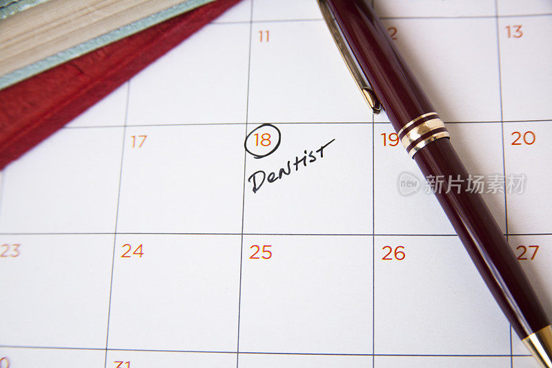 医疗保健:写在日历上的牙医预约提醒。