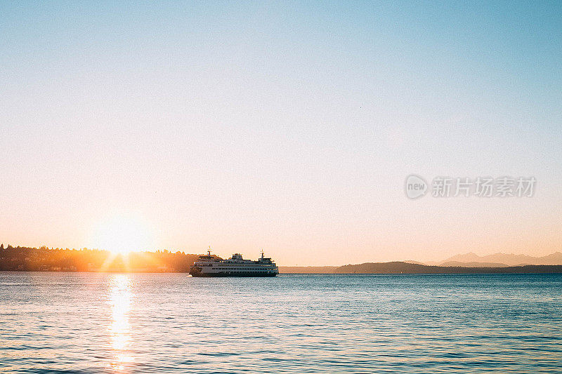 日落时分的海上渡船
