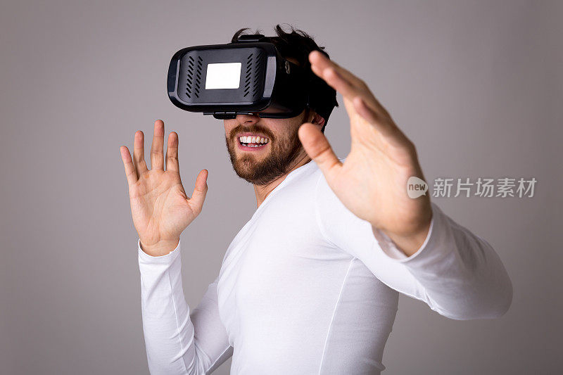 年轻人通过虚拟现实头盔体验虚拟现实