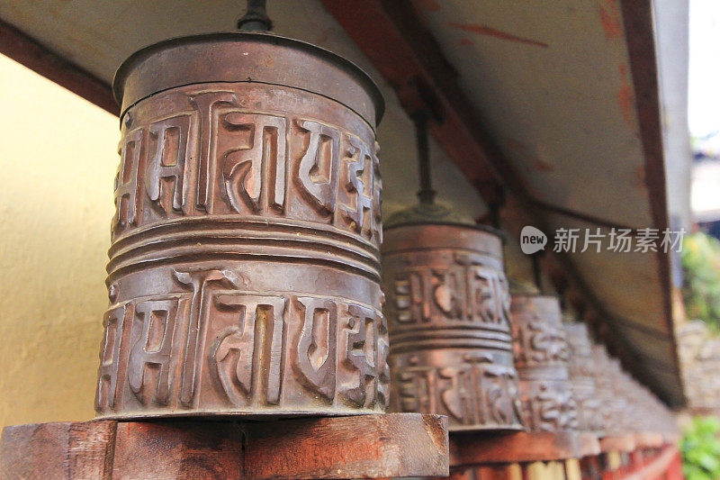 来自尼泊尔藏传佛教寺庙的金属转经轮