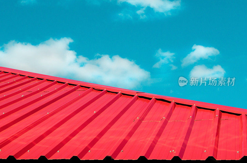 红瓦屋顶，蓝天白云背景