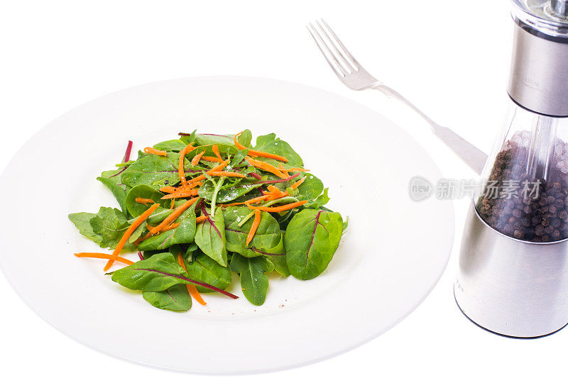 胡萝卜、甜菜和芝麻菜的素食沙拉