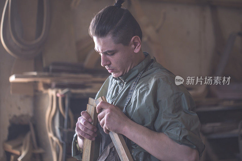 男木匠，用手工工具制作木制品