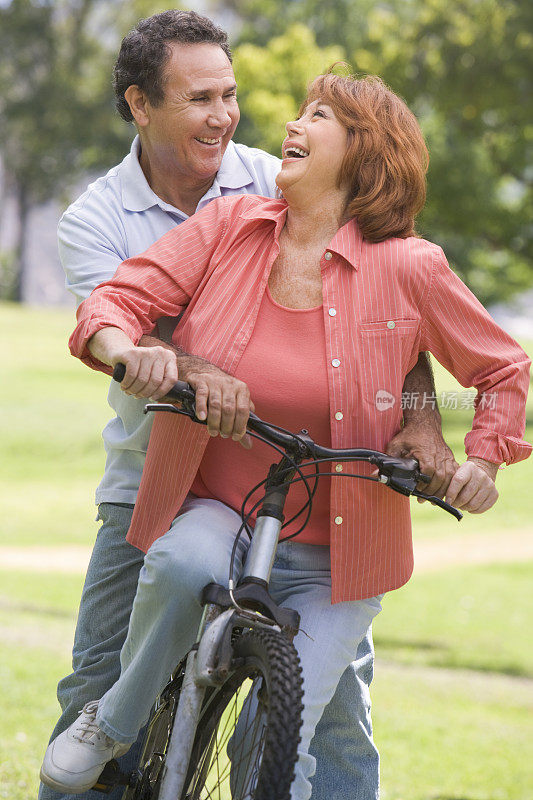 成熟夫妇骑自行车