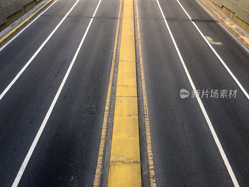 两车道城市街道