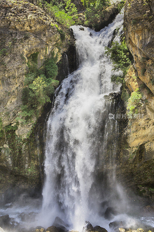 瀑布在山