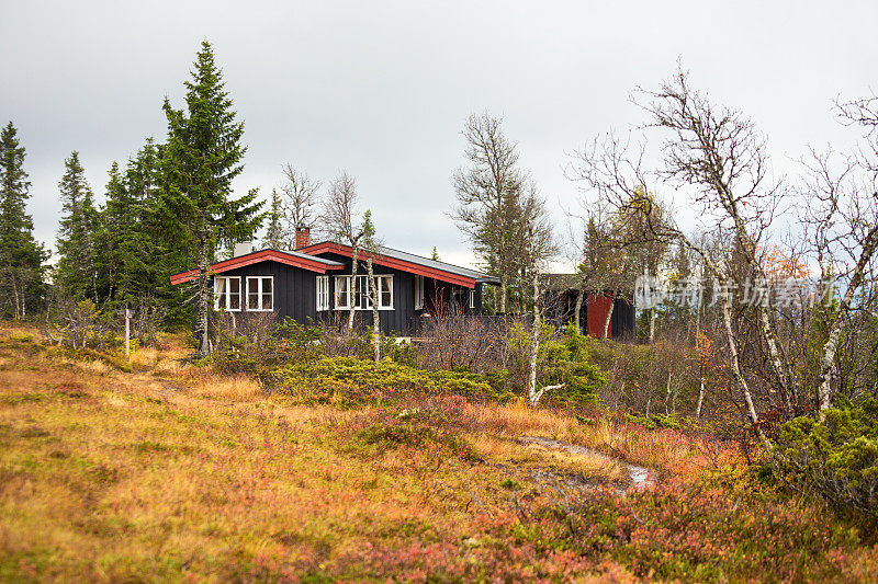 秋天，挪威奥普兰的山间小屋