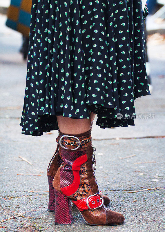 街道上女人的衣服和鞋子的细节