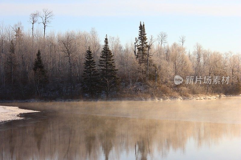 湖边霜冻的早晨