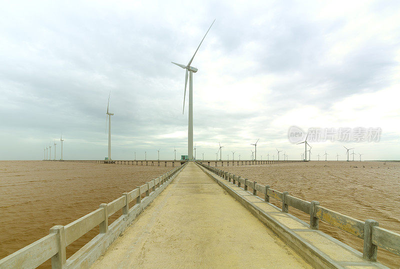 清洁能源，风力发电厂有一条通往海上巨型风力涡轮机的通道