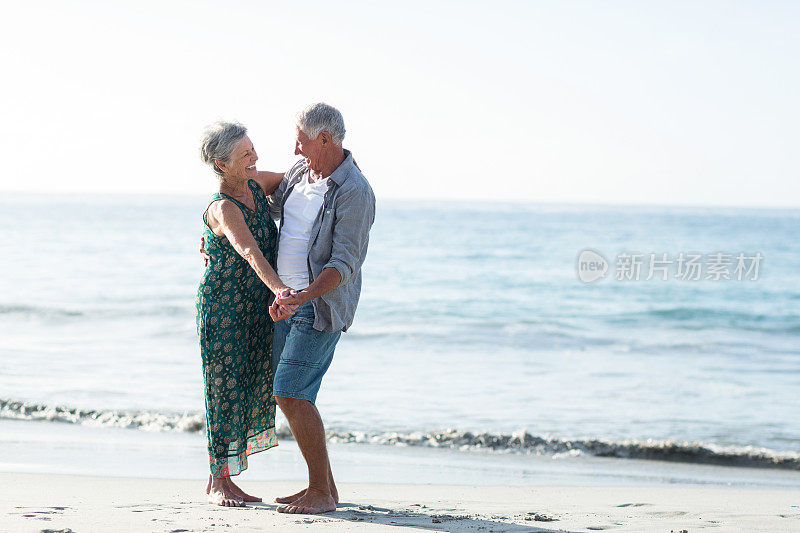 高年级情侣在海滩上跳舞