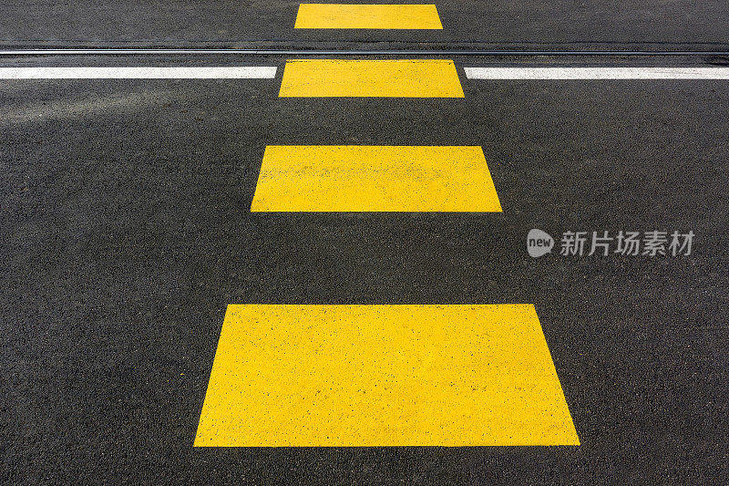 沥青路面黄色人行横道标志