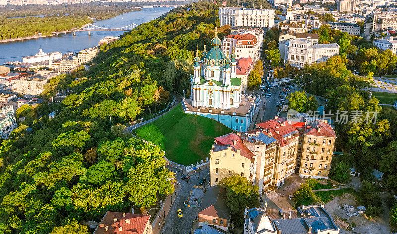 从上面鸟瞰圣安德鲁教堂和Andreevska街，日落时Podol区城市景观，基辅市(基辅)，乌克兰