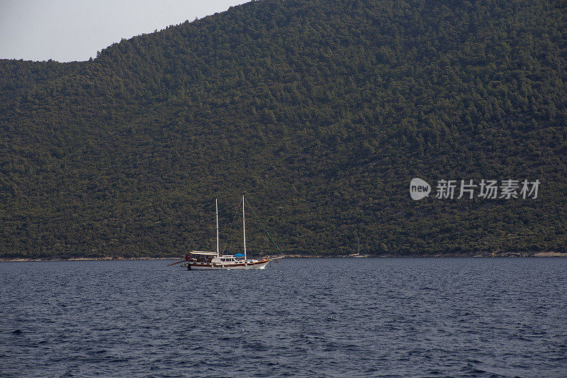 一艘传统帆船在土耳其穆格拉的波德拉姆湾进行蓝色航行