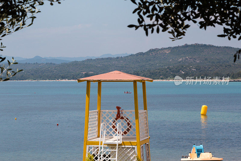 海滩上的黄色救生员塔
