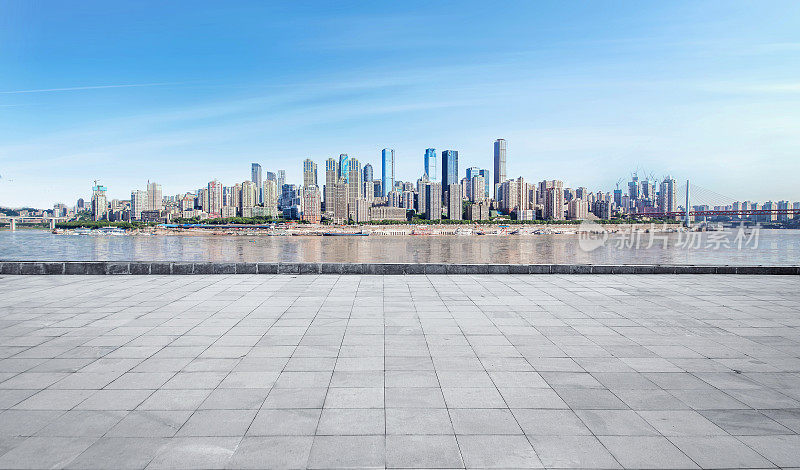 中国重庆，全景天际线和建筑物的空混凝土广场地板