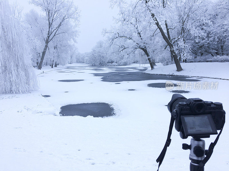 用系统相机和三脚架拍摄冰冻的冬季景观。