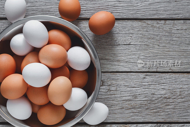 新鲜的棕色鸡蛋在碗中，木背景