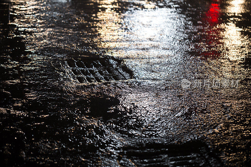 下水道用雨水在晚上用街灯照明