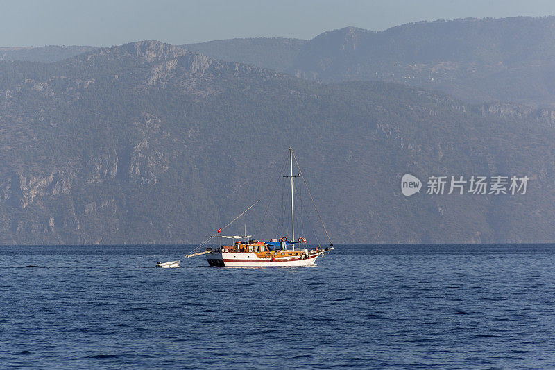 在土耳其穆格拉的波德鲁姆湾，传统的帆船在蓝色之旅中航行