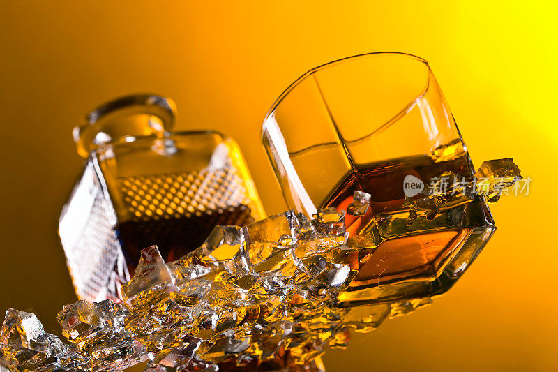 威士忌加冰放在玻璃桌上。