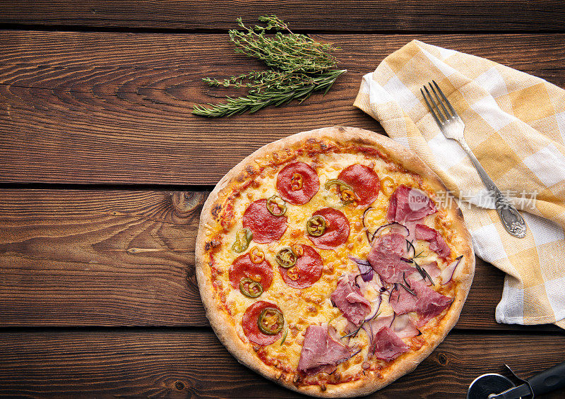 质朴的木桌上放着披萨