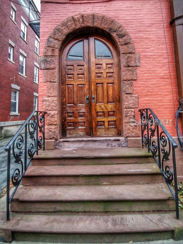 建筑入口，拱门，华丽的木门，斯克内克塔迪，纽约