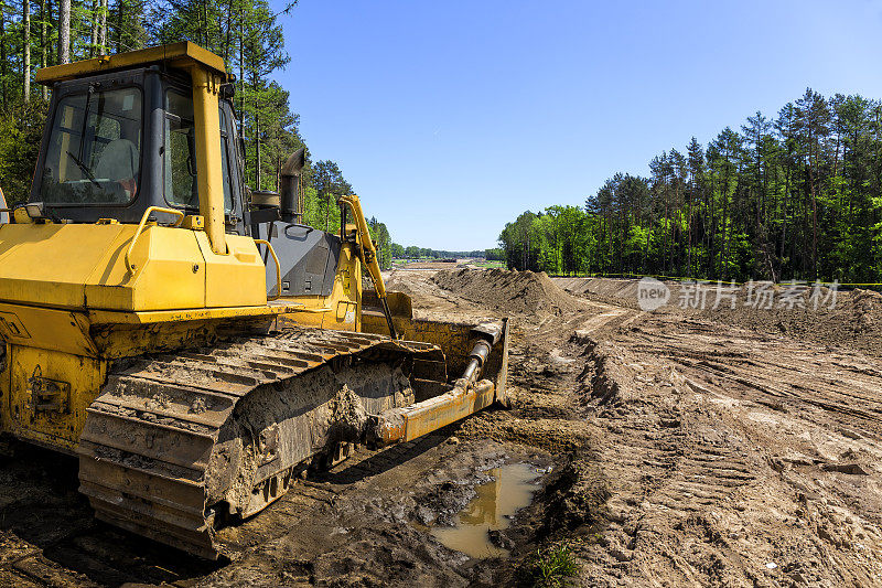 推土机取代未来的高速公路，波兰