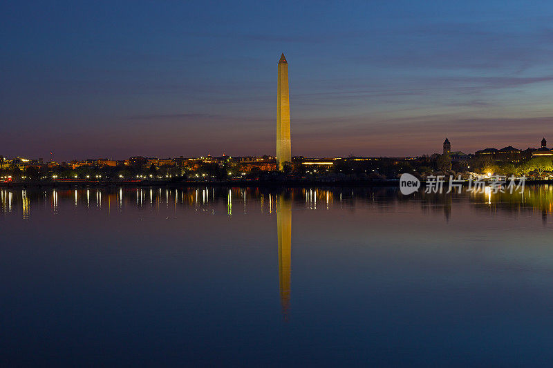 华盛顿纪念碑在夜晚的潮汐盆地的水中倒影。