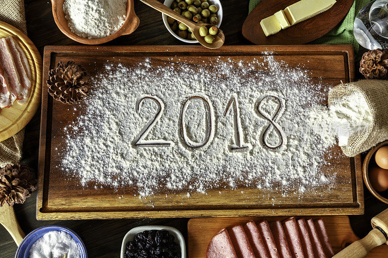 2018年除夕与委内瑞拉圣诞食物配料签署签署，果酱面包或火腿盘放在砧板上