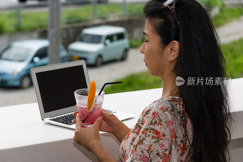 享受酒精饮料的冲绳男子