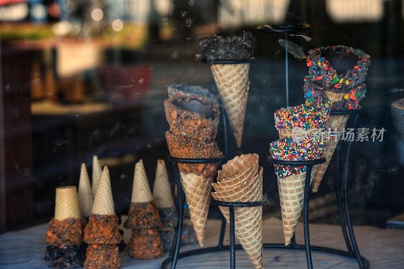 巧克力糖衣华夫饼冰淇淋店蛋卷橱窗展示