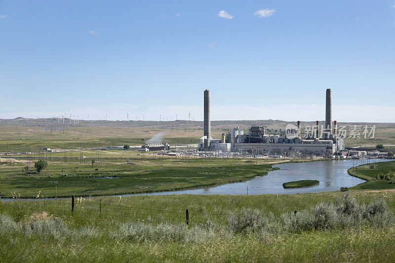 燃煤电厂烟囱，普拉特河卡斯珀怀俄明州风力涡轮机