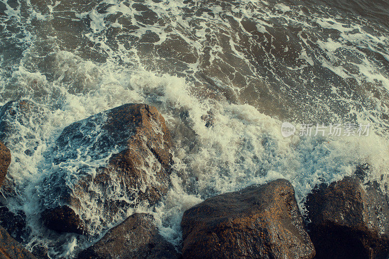 海浪掠过海防岩石