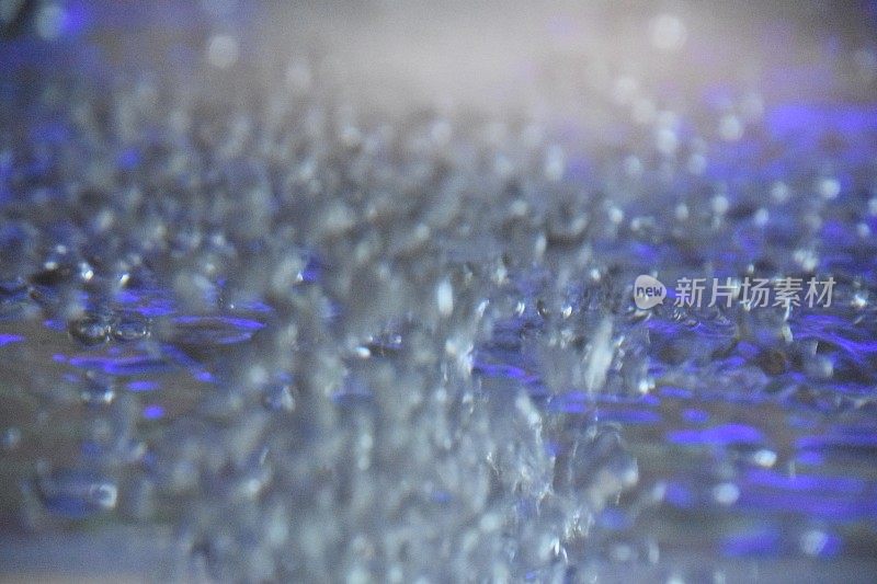 水在水族馆里冒泡