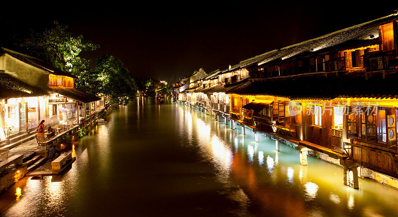 夜景拍摄中国乌镇湖边的中国村舍