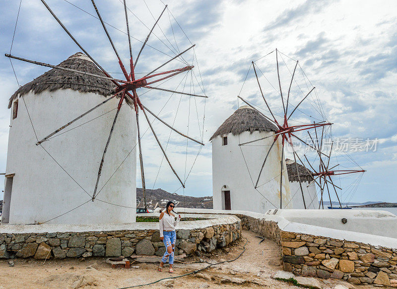 希腊米科诺斯的年轻女子拥有著名的风车