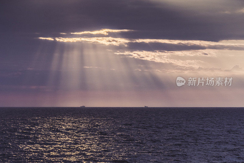 挪威峡湾的暴风雨日落