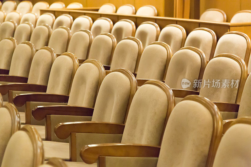 剧院里的棕色复古座椅、扶手椅。剧院或会议室内部。