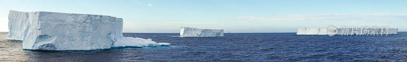 全景南极声与浮动的平顶冰山