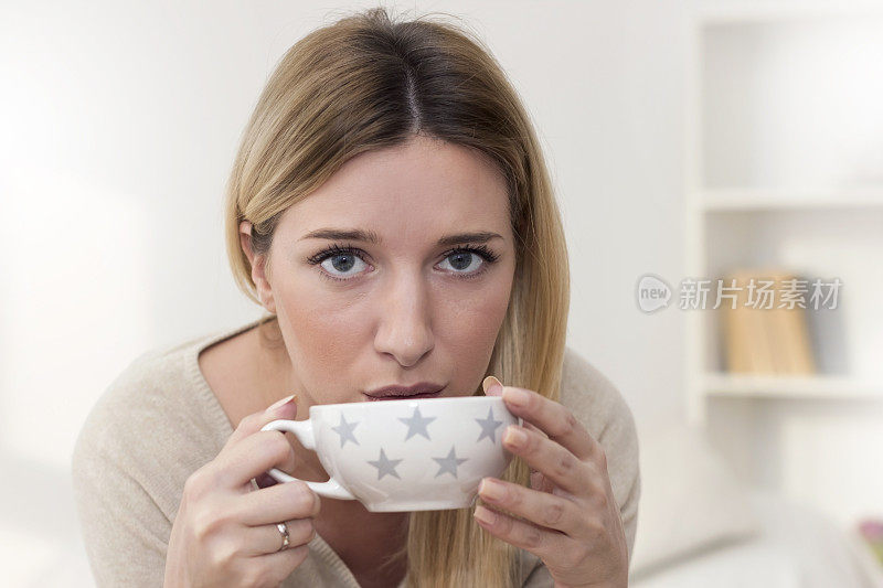 有经前综合症的年轻女人在喝茶