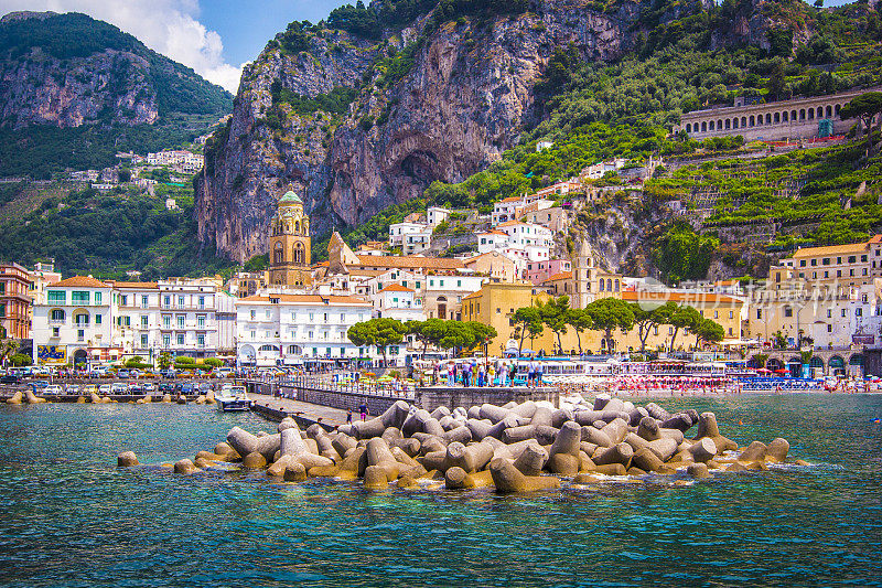 阿马尔菲地中海沿岸全景，意大利南部萨莱诺湾，坎帕尼亚小镇，拥有多色房屋、码头和老教堂
